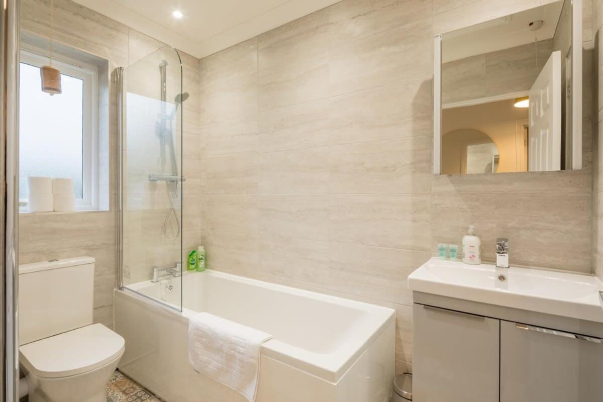 Lovely 1 Bed Apartment With Free Parking & Garden CBG Exterior foto