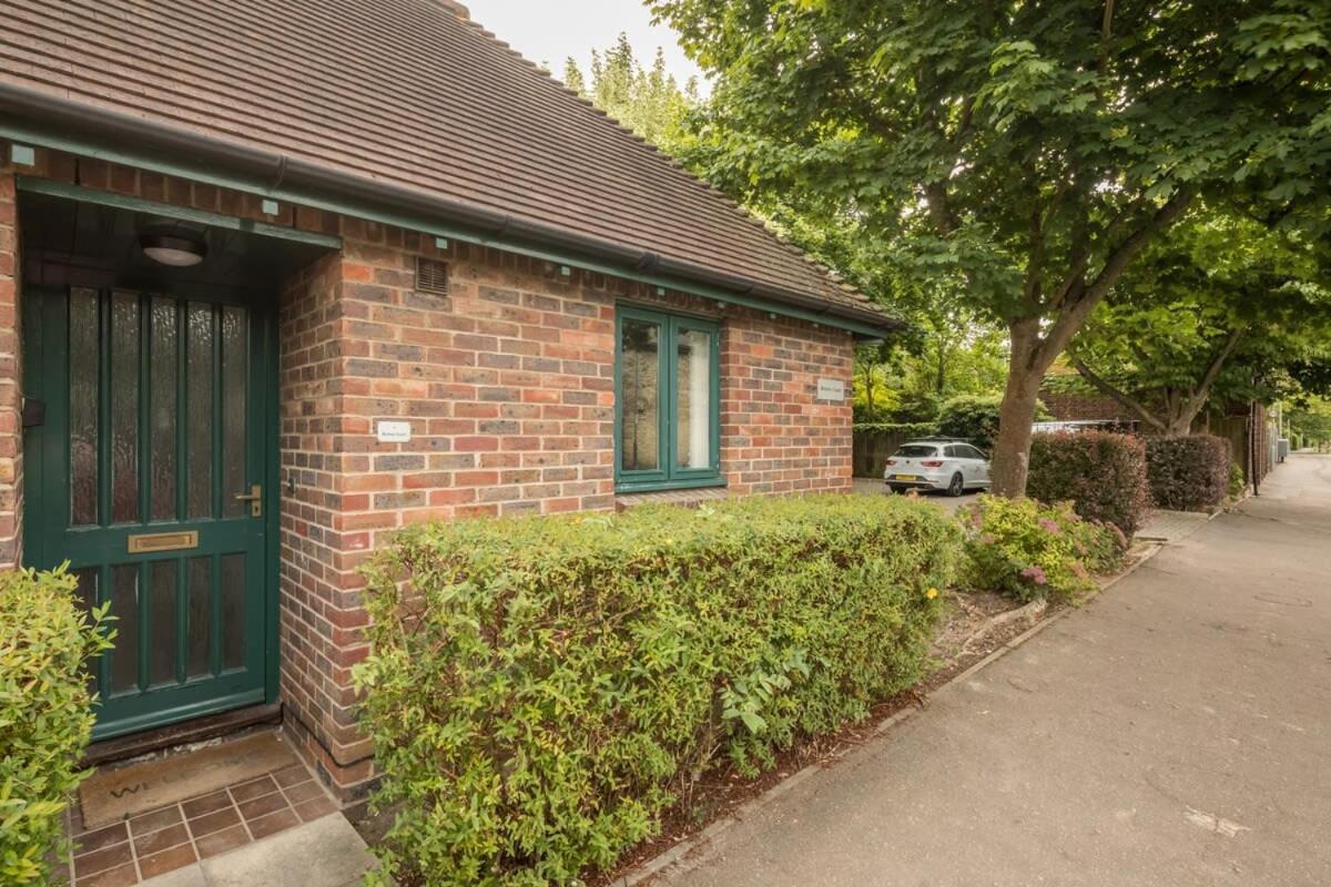 Lovely 1 Bed Apartment With Free Parking & Garden CBG Exterior foto